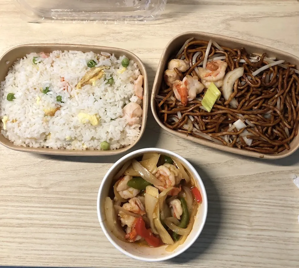 Riz Cantonais Aux Crevettes Avec Des Nouilles Aux Crevettes